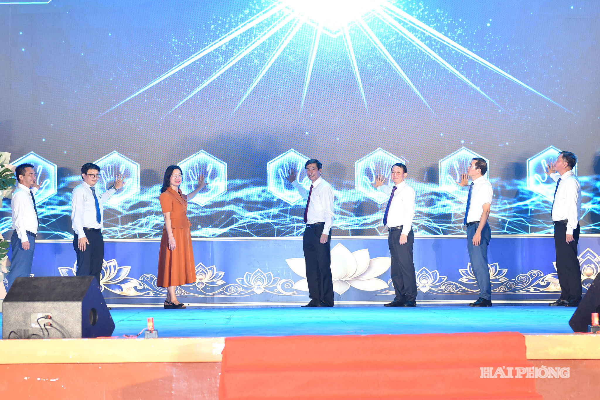 Các đại biểu thực hiện nghi thức khai trương camera AI trên địa bàn xã An Trường.