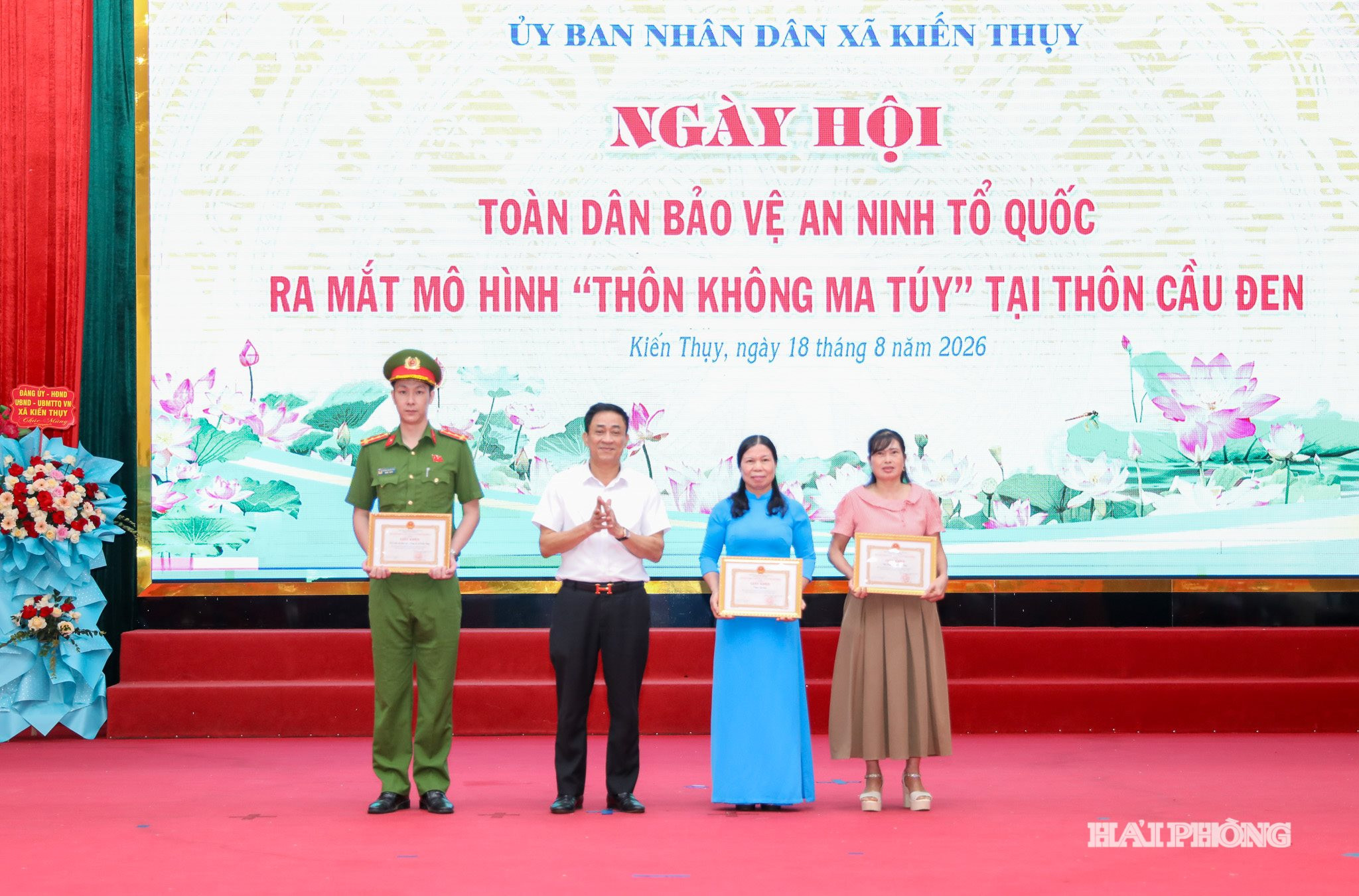 Lãnh đạo UBND xã Kiến Thuỵ tặng giấy khen các tập thể có thành tích xuất sắc