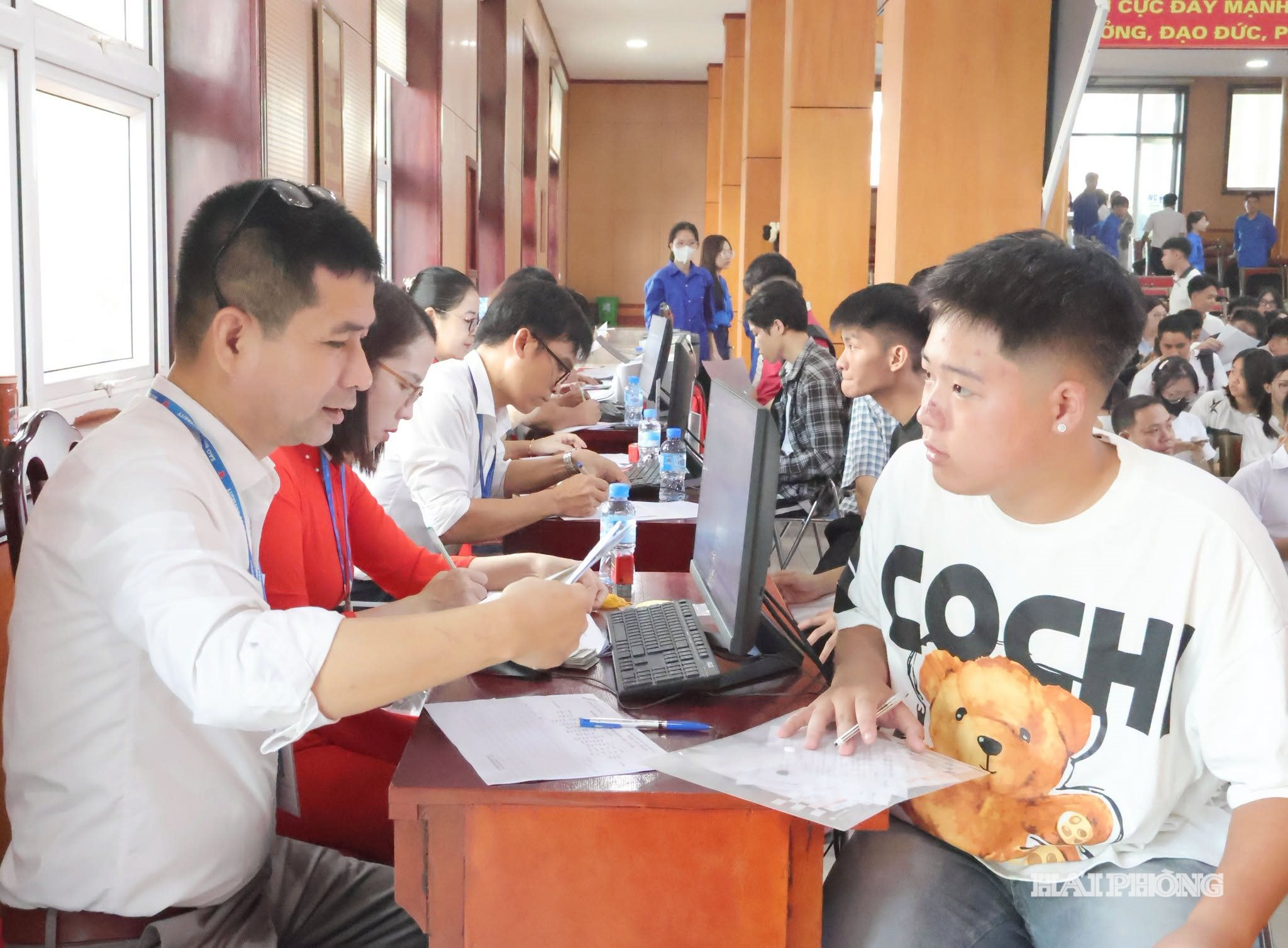Các tân sinh viên làm thủ tục nhập học tại Trường Đại học Sao Đỏ.