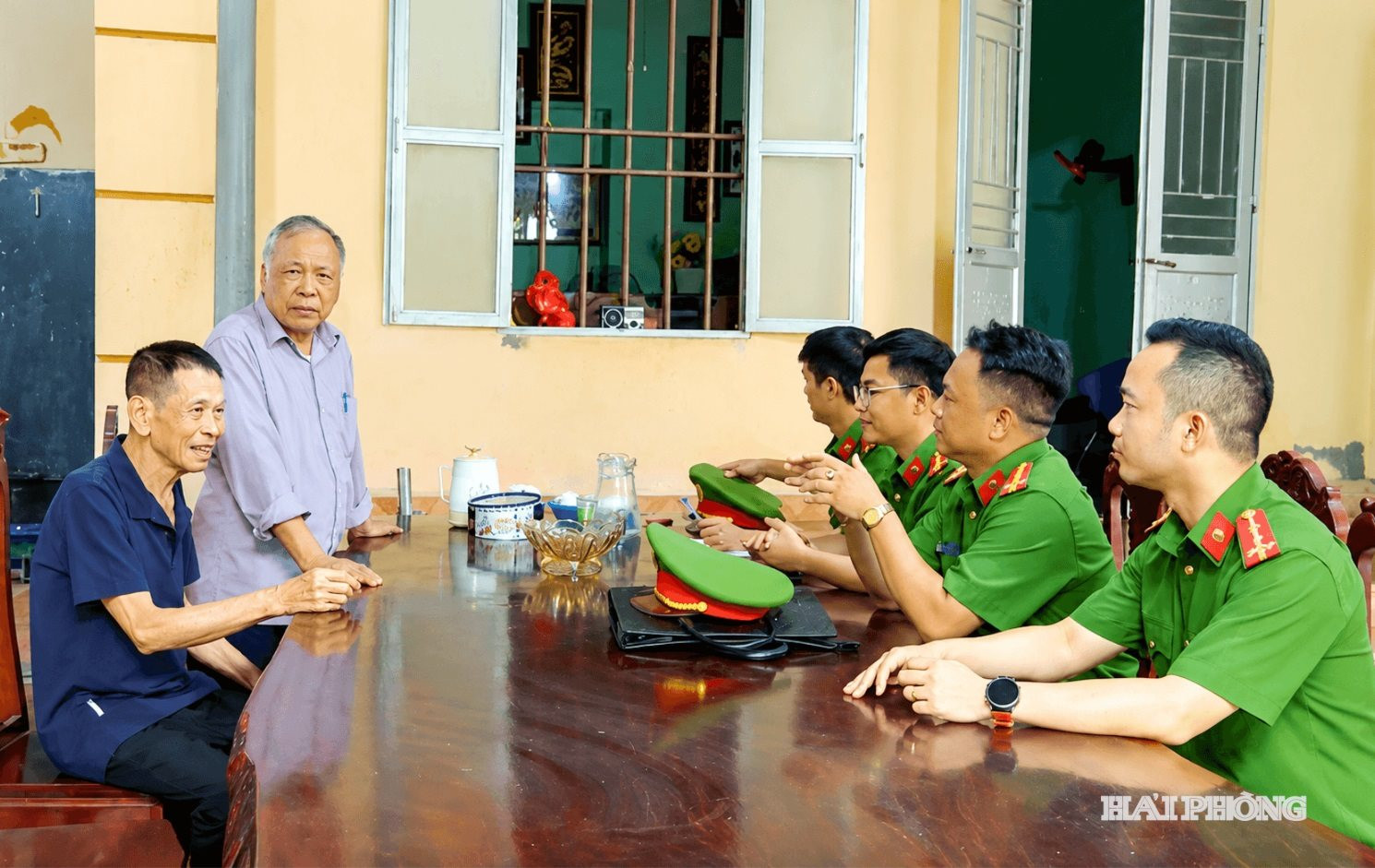 Lực lượng Công an xã Yết Kiêu thường xuyên trao đổi, lắng nghe thành viên trong dòng họ để kịp thời giải quyết, xử lý các vấn đề liên quan đến ma túy.