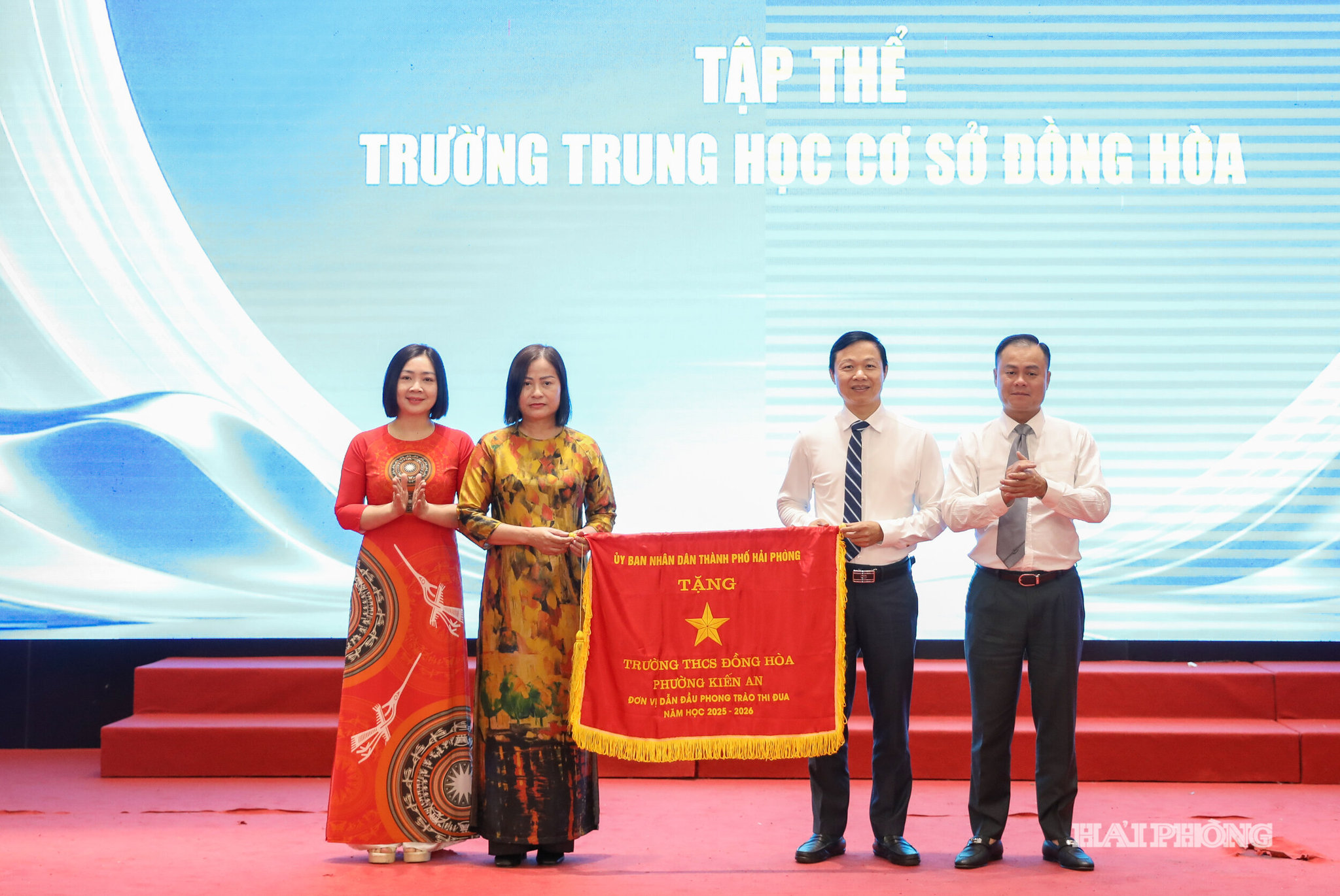 Đồng chí Nguyễn Phong Doanh, Chủ tịch UBND phường trao Cờ thi đua tặng Trường THCS Đồng Hòa 