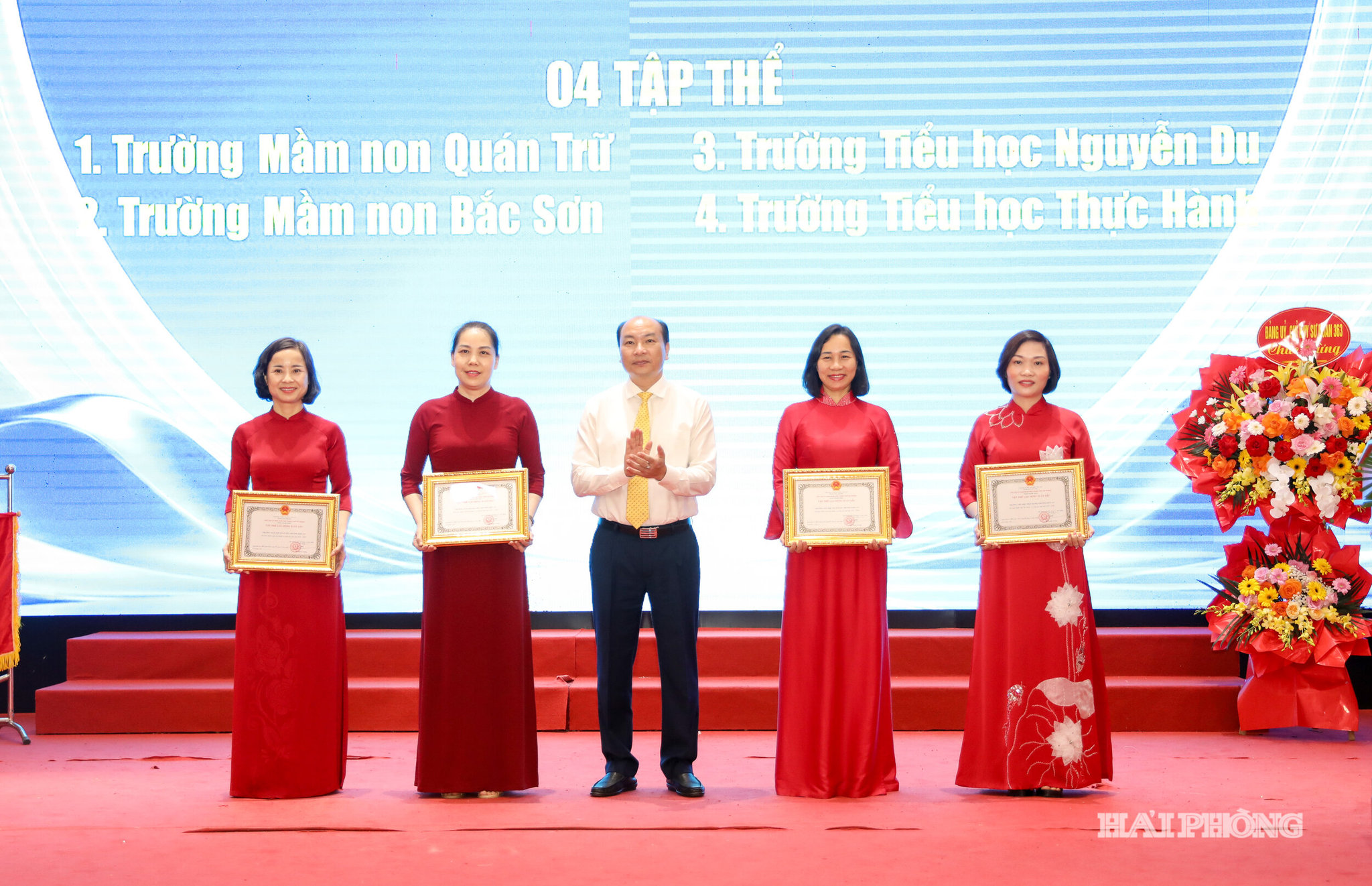 Đồng chí Nguyễn Thiện Kim, Phó Bí thư Thường trực đảng ủy trao bằng khen của Chủ tịch UBND thành phố tặng các tập thể có thành tích xuất sắc