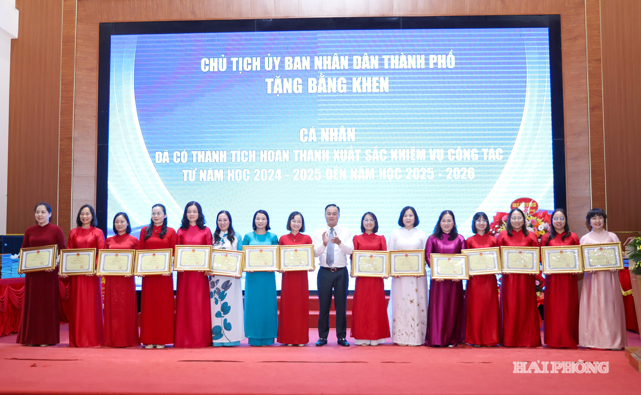Đồng chí Nguyễn Phong Doanh, Chủ tịch UBND phường trao bằng khen của Chủ tịch UBND thành phố tặng các tập thể có thành tích xuất sắc