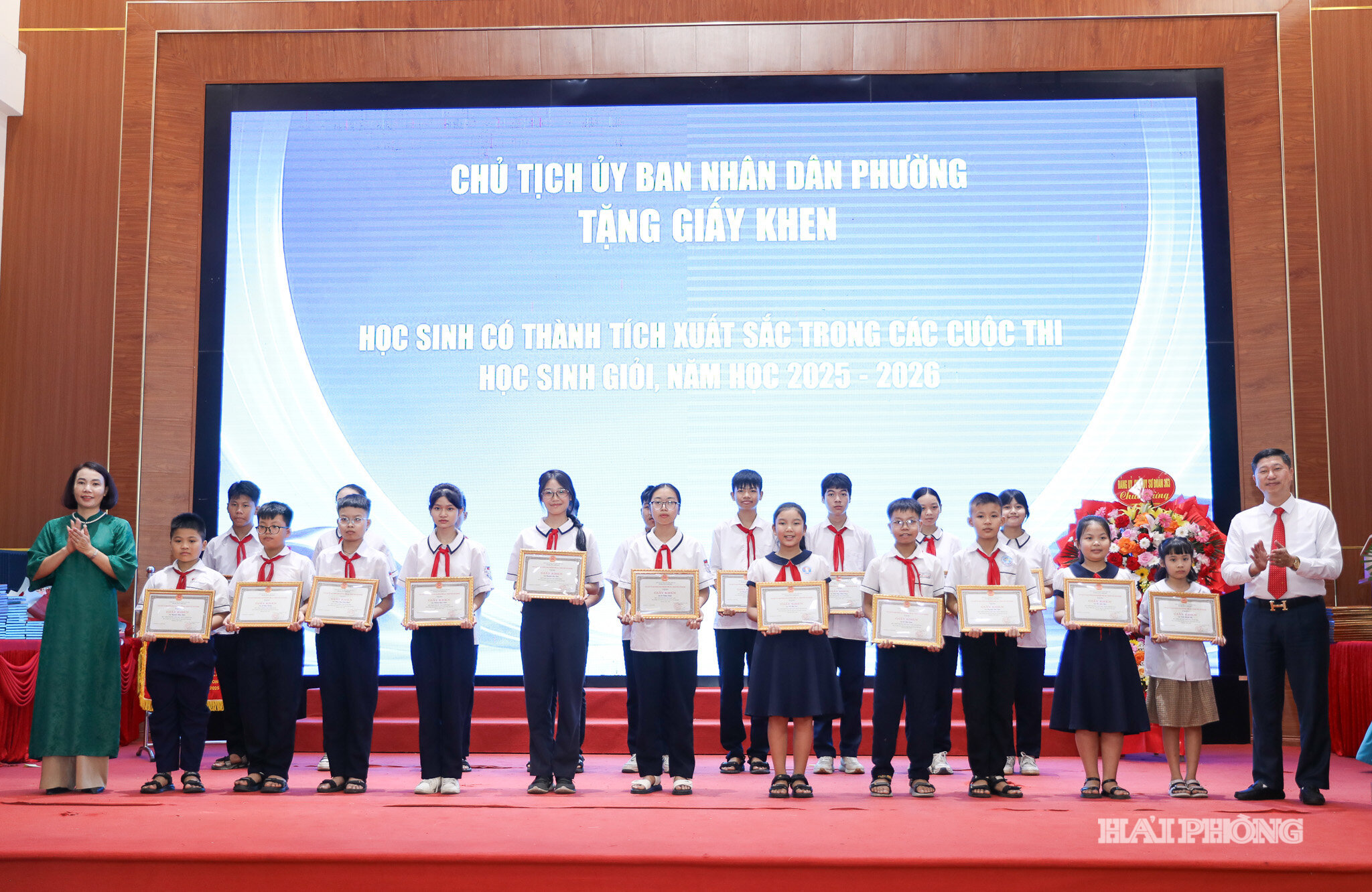 Đại diện lãnh đạo phường trao giấy khen tặng các học sinh có thành tích xuất sắc trong năm học 