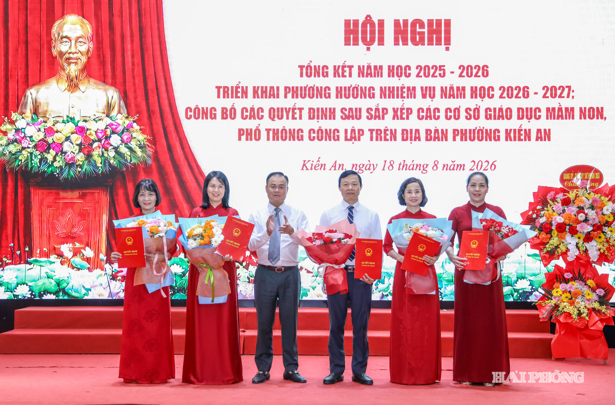 Lãnh đạo UBND phường trao quyết định thành lập trường sau sáp nhập