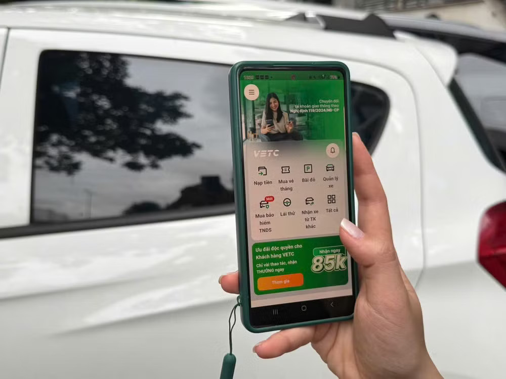 Lái xe cần có tài khoản giao thông để qua trạm thu phí. (Ảnh: PV/Vietnam+) etc.jpg