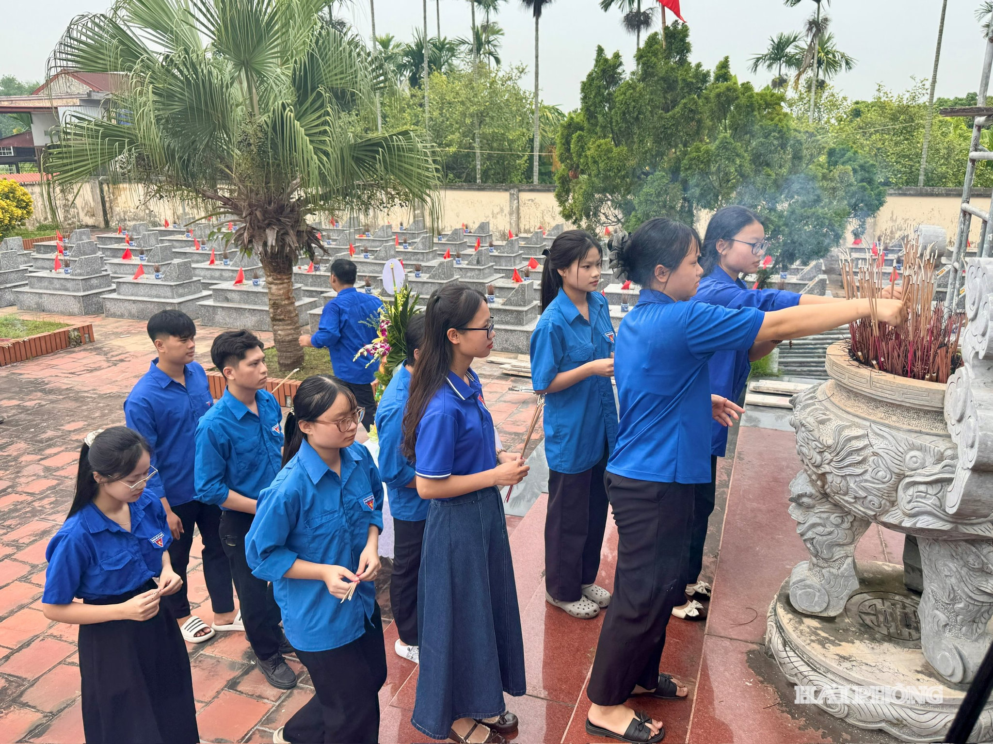 Tuổi trẻ xã An Quang dâng hương
