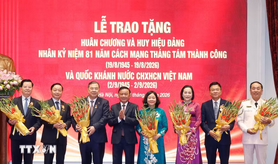 Đồng chí Trần Cẩm Tú, Uỷ viên Bộ Chính trị, Thường trực Ban Bí thư trao tặng Huy hiệu 35 năm tuổi Đảng cho các đại biểu. (Ảnh: Thống Nhất/TTXVN)