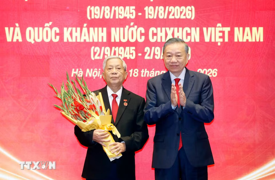 Tổng Bí thư, Chủ tịch nước Tô Lâm trao tặng Huy hiệu 60 năm tuổi Đảng cho đồng chí Nguyễn Khoa Điềm, nguyên Ủy viên Bộ Chính trị, nguyên Bí thư Trung ương Đảng, nguyên Trưởng ban Tư tưởng-Văn hóa Trung ương. (Ảnh: Thống Nhất/TTXVN)