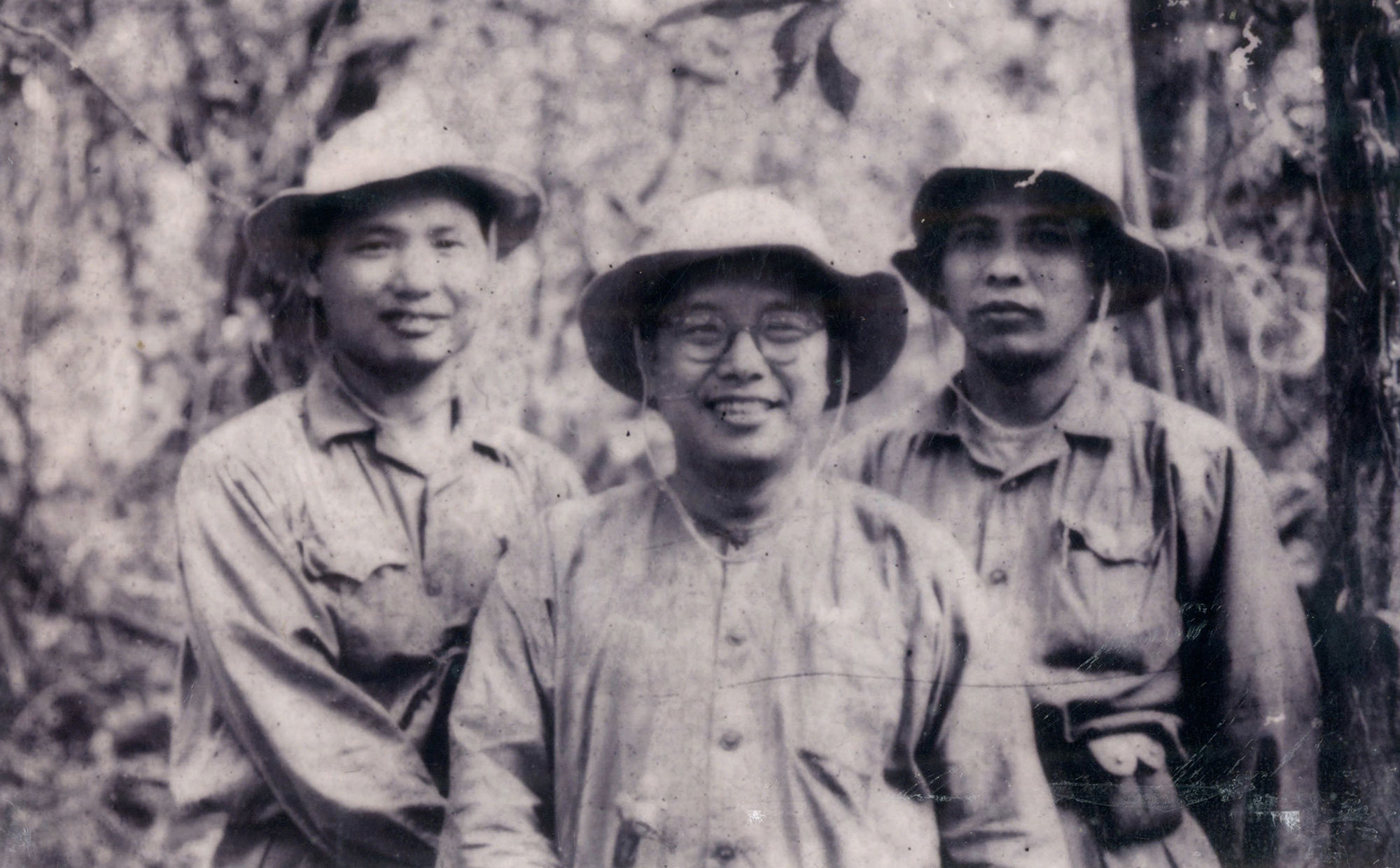 chien-dich-duong-9-khe-sanh-1968-chinh-uy-le-quang-dao-va-thu-ky-khoi-tay-phai-.-bao-ve-hoa-tay-trai-.jpg