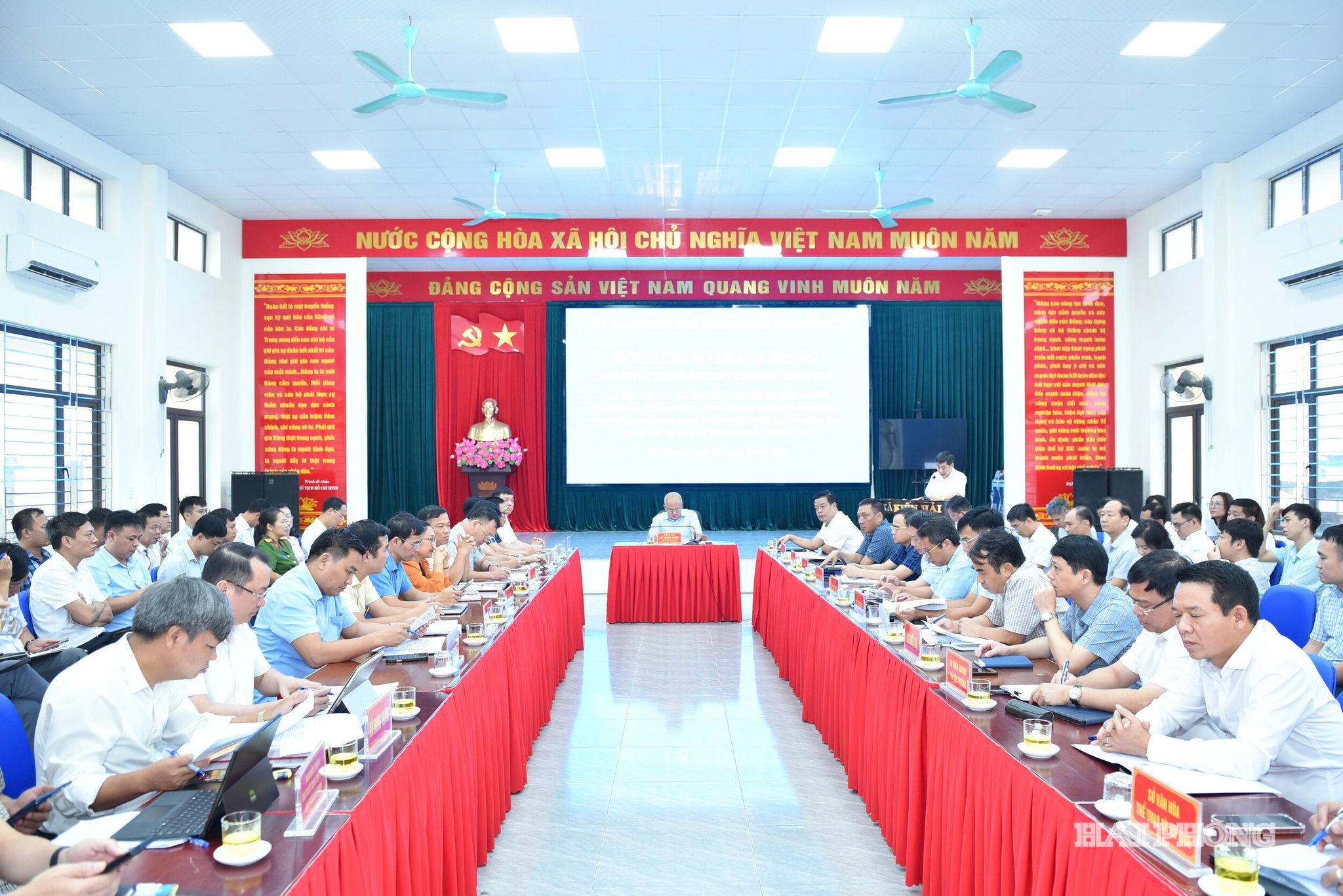 Quang cảnh cuộc làm việc.