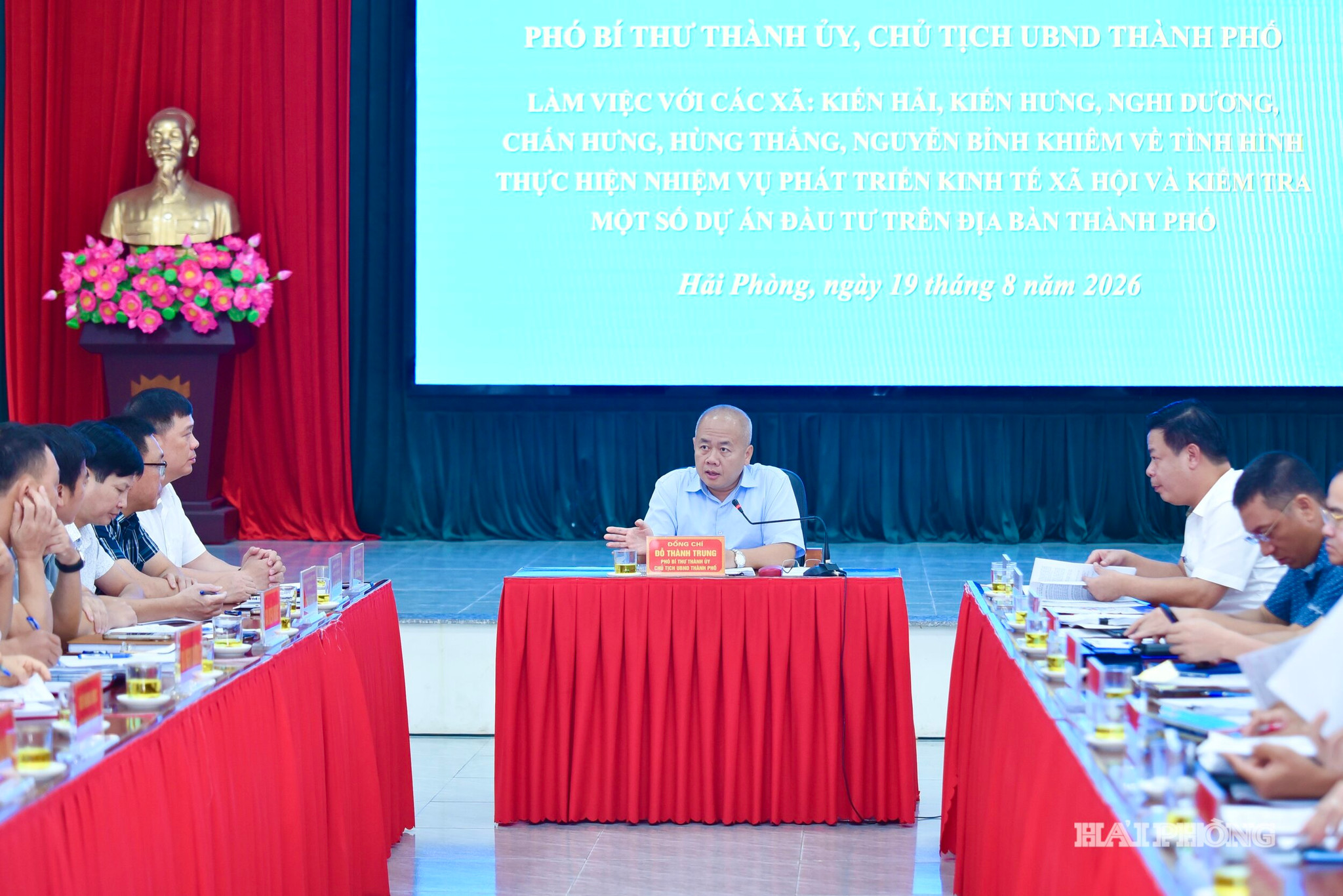 Ảnh T1: Đồng chí Đỗ Thành Trung, Phó Bí thư Thành ủy, Chủ tịch UBND thành phố chủ trì hội nghị.