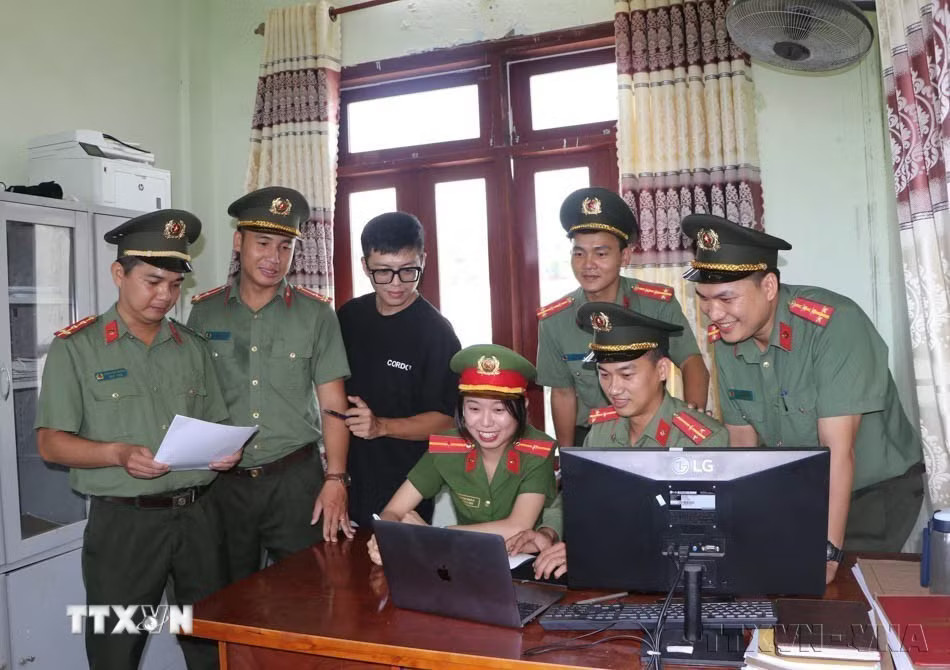 Nhằm nâng cao hiệu quả công tác phòng, chống tội phạm ngay từ cơ sở, lực lượng Công an tỉnh Quảng Ngãi chủ động đổi mới toàn diện hình thức tuyên truyền thông qua ứng dụng công nghệ số và trí tuệ nhân tạo (AI). Nhờ cách tiếp cận sinh động, trẻ trung, các quy định pháp luật vốn khô khan đã trở nên gần gũi, lan tỏa mạnh mẽ trong cộng đồng. (Ảnh: Đinh Hương/TTXVN) ttxvn-cong-an-nhan-dan.jpg