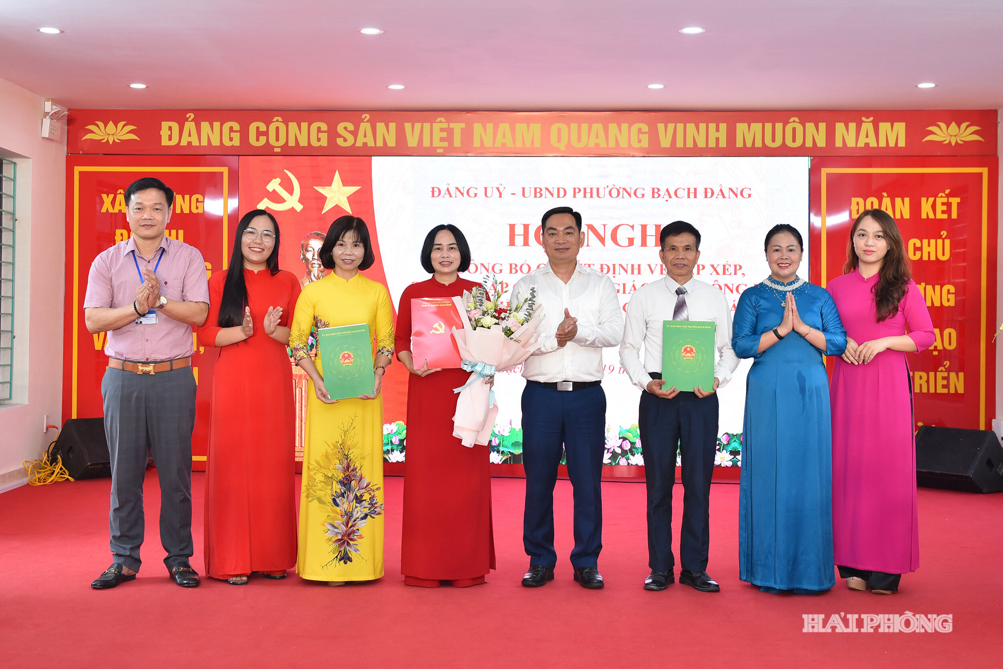 Lãnh đạo phường Bạch Đằng trao quyết định tới các tập thể giáo viên trường học sau sáp nhập trên địa bàn.