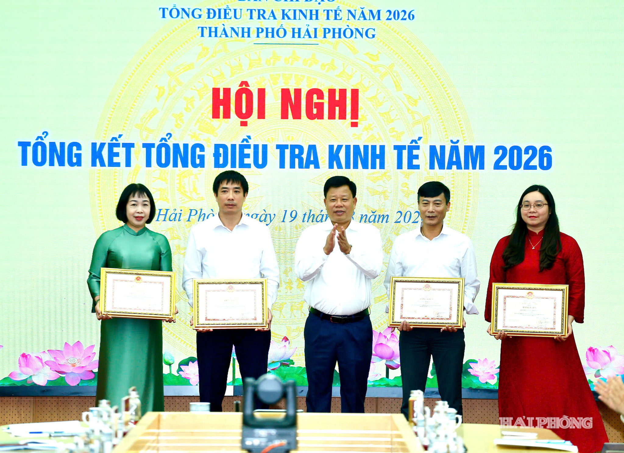 Ảnh trang 1: Các tập thể và cá nhân được khen thưởng tại hội nghị.