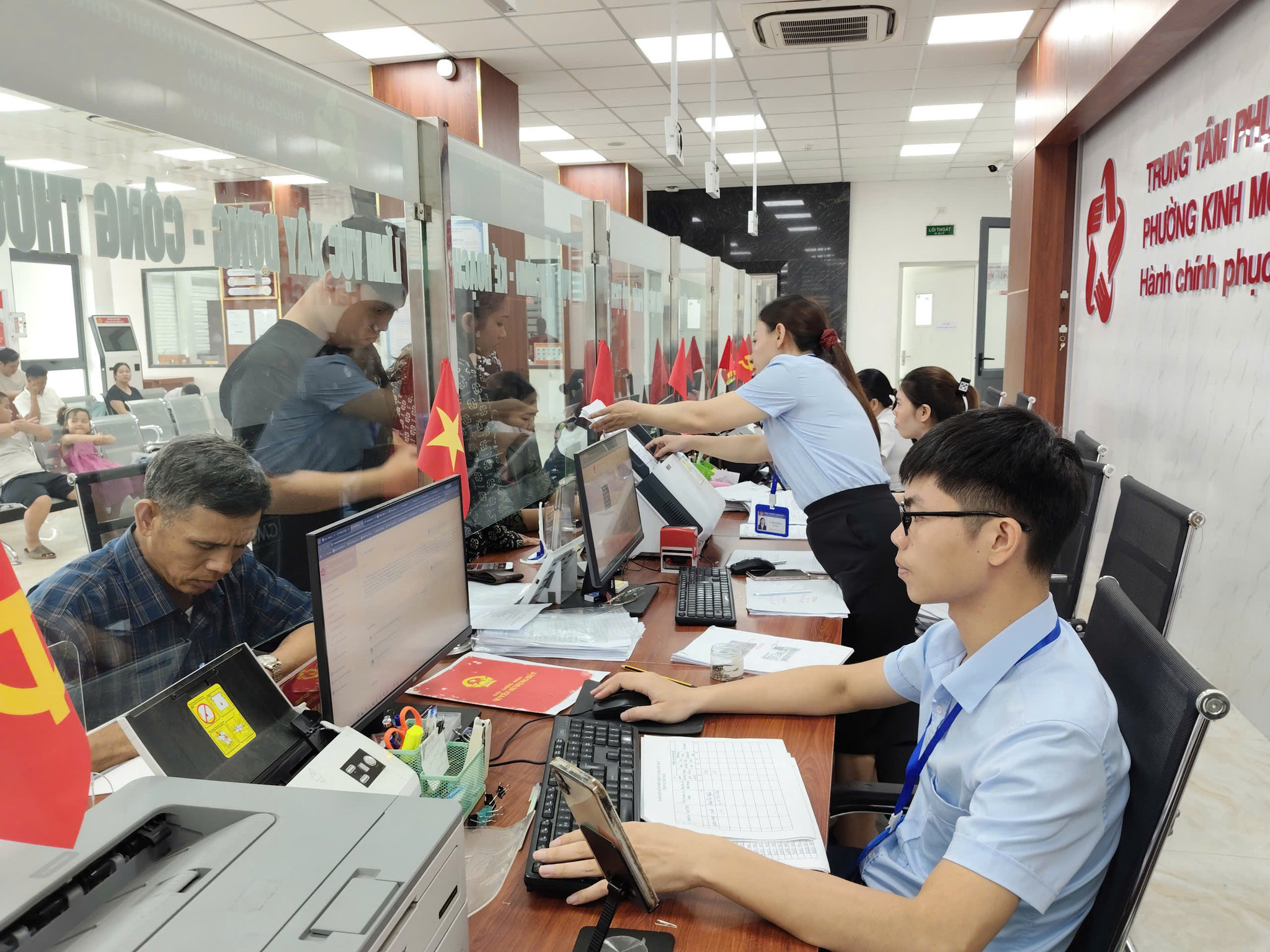 Ảnh báo in trang trong: Công chức Trung tâm Phục vụ hành chính công phường Kinh Môn hỗ trợ người dân nộp hồ sơ trực tuyến, hưởng chính sách miễn, giảm phí, lệ phí của Hải Phòng.