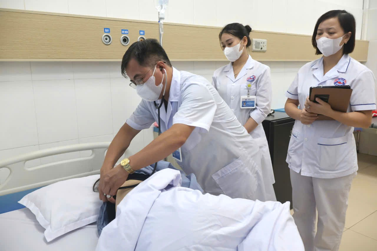 Ảnh báo in: Bác sĩ Nhất thăm khám cho bệnh nhân.