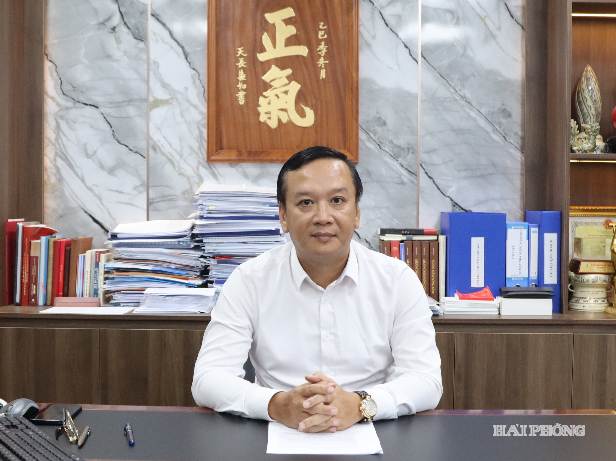 Đồng chí Uông Minh Long, Phó Giám đốc Sở Giáo dục và Đào tạo thành phố trả lời phỏng vấn Báo và Phát thanh, truyền hình Hải Phòng.