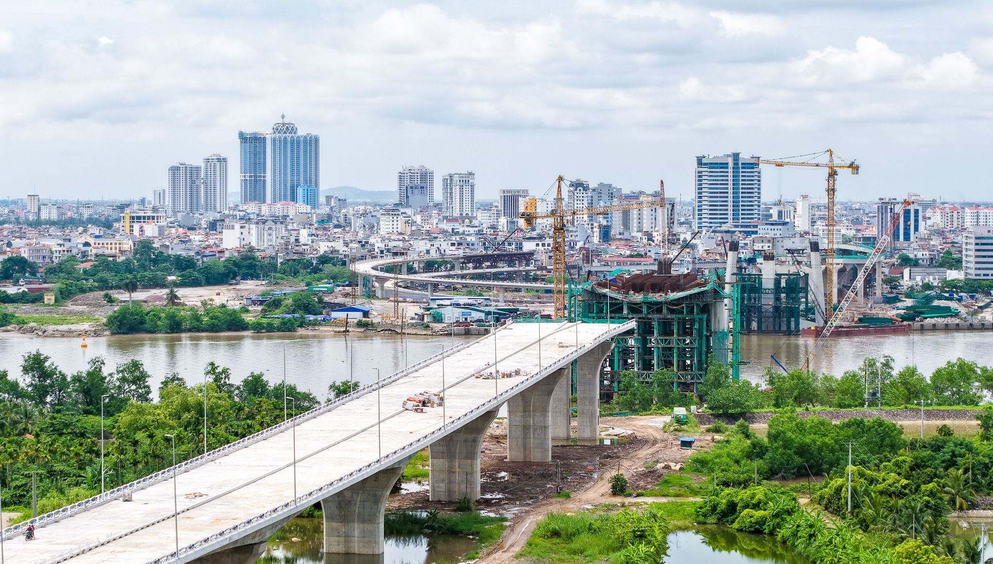 Cầu Nguyễn Trãi đang từng bước thành hình trên sông Cấm, bổ sung một kết nối quan trọng giữa khu vực trung tâm hiện hữu với không gian đô thị phía Bắc thành phố.