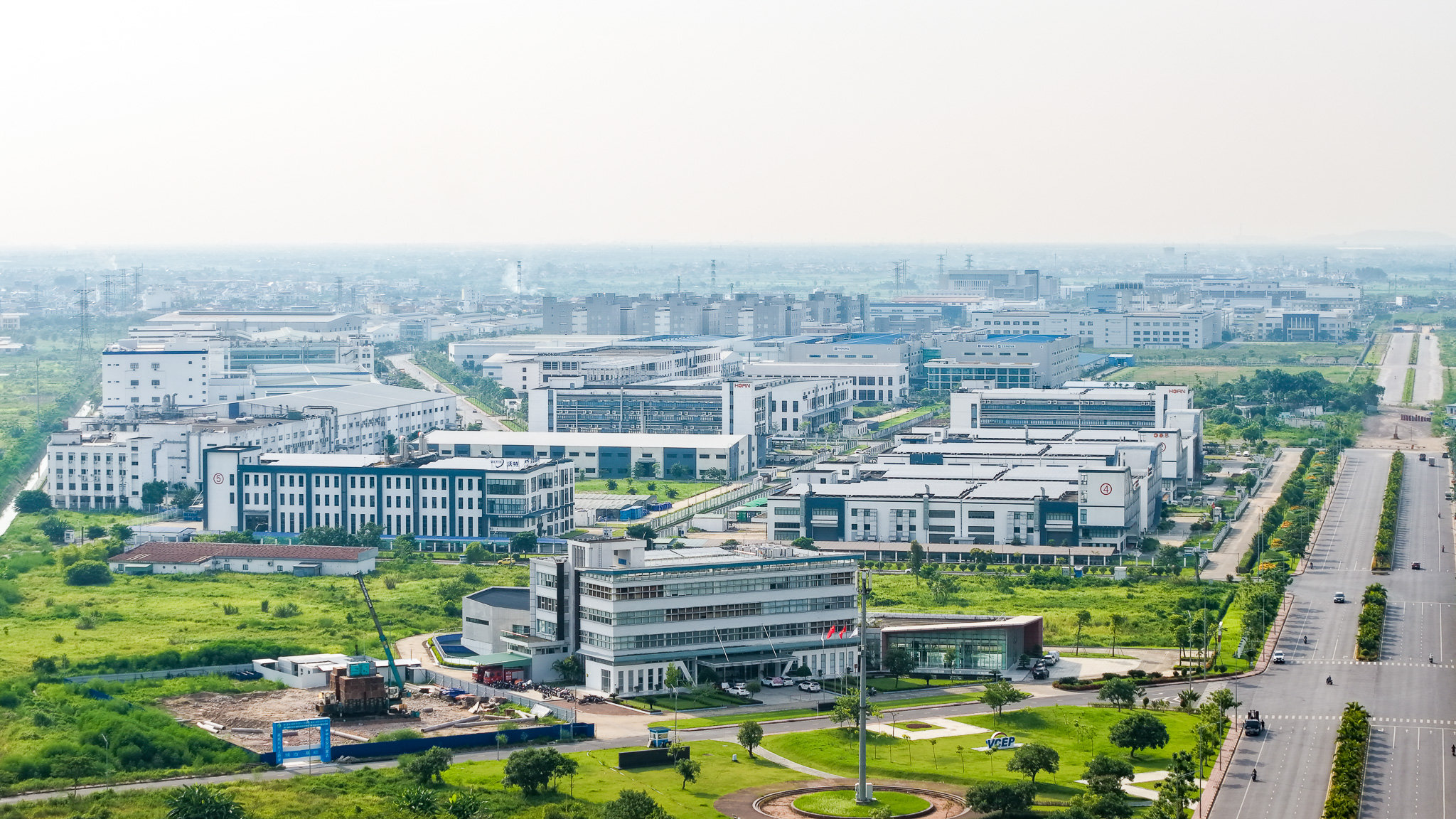 Dữ liệu quan trắc không khí cần được kiểm soát chất lượng, tích hợp với dữ liệu quan trắc nước thải, khí thải tự động tại các khu công nghiệp, cụm công nghiệp, nhà máy xử lý nước thải tập trung và cơ sở sản xuất quy mô lớn. Trong ảnh: Khu công nghiệp An Dương. ẢNH: LÊ DŨNG