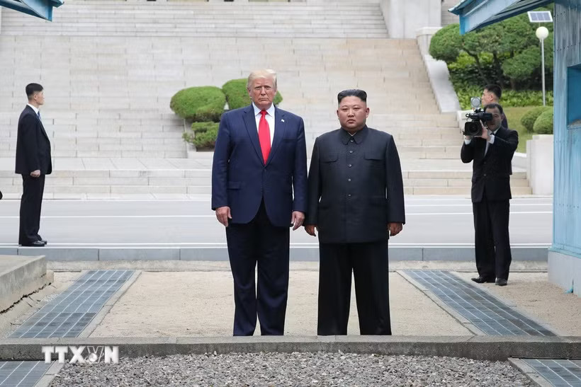 Tổng thống Mỹ Donald Trump (trái, phía trước) và Nhà lãnh đạo Triều Tiên Kim Jong Un (phải, phía trước). (Ảnh: EPA/TTXVN)