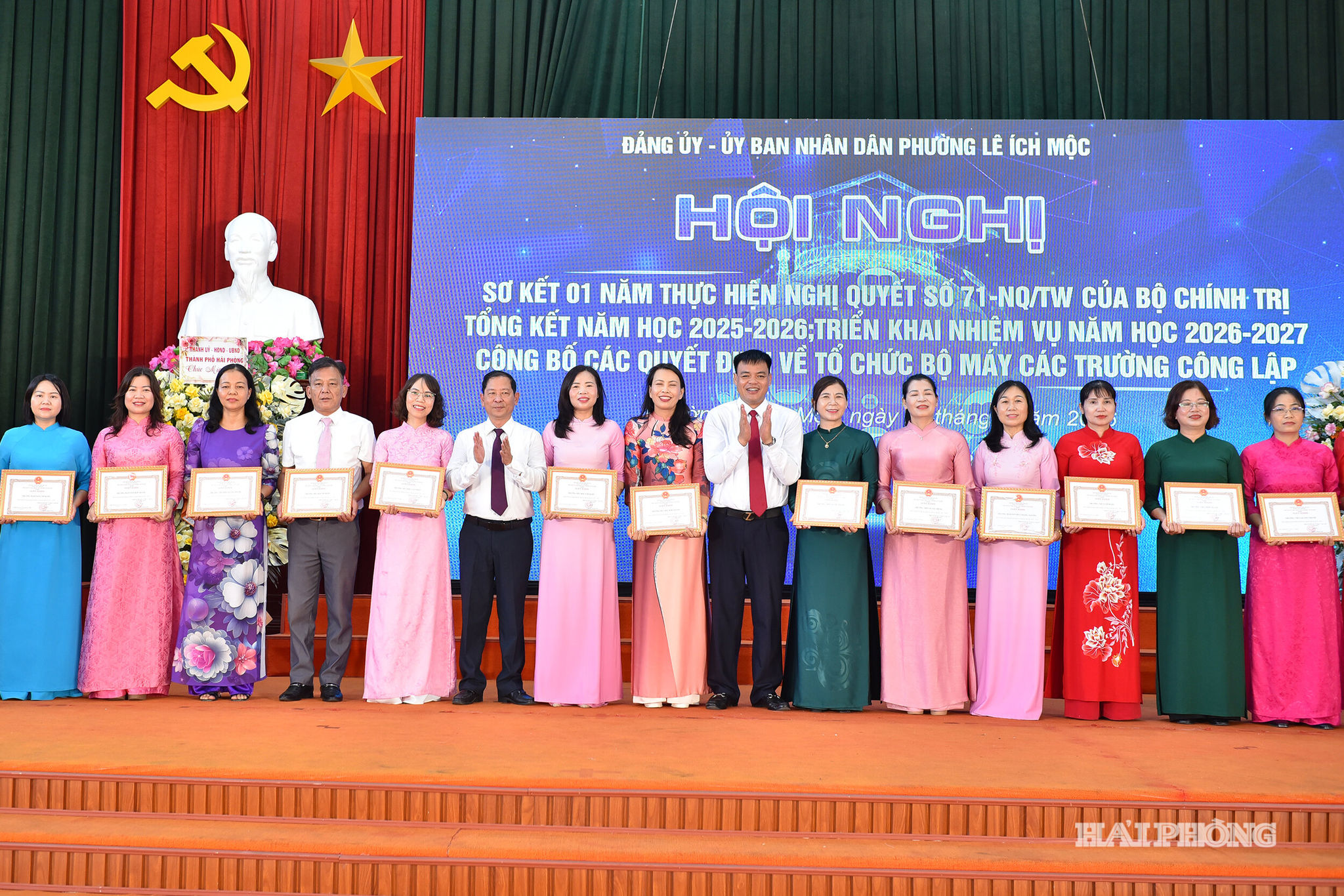 Lãnh đạo phường Lê Ích Mộc trao giấy khen tặng các cá nhân có thành tích xuất sắc.