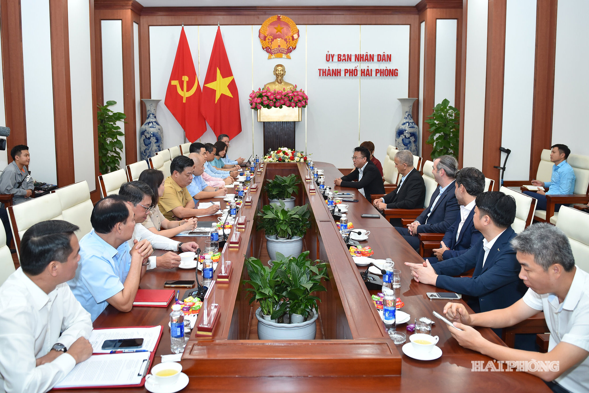 Các đại biểu dự cuộc làm việc.