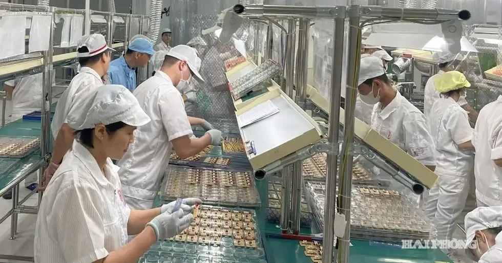 Tăng cường kết nối giữa doanh nghiệp trong nước và doanh nghiệp FDI góp phần gia tăng nội lực phát triển. Trong ảnh: Hoạt động sản xuất của Công ty TNHH Điện tử SHDC.