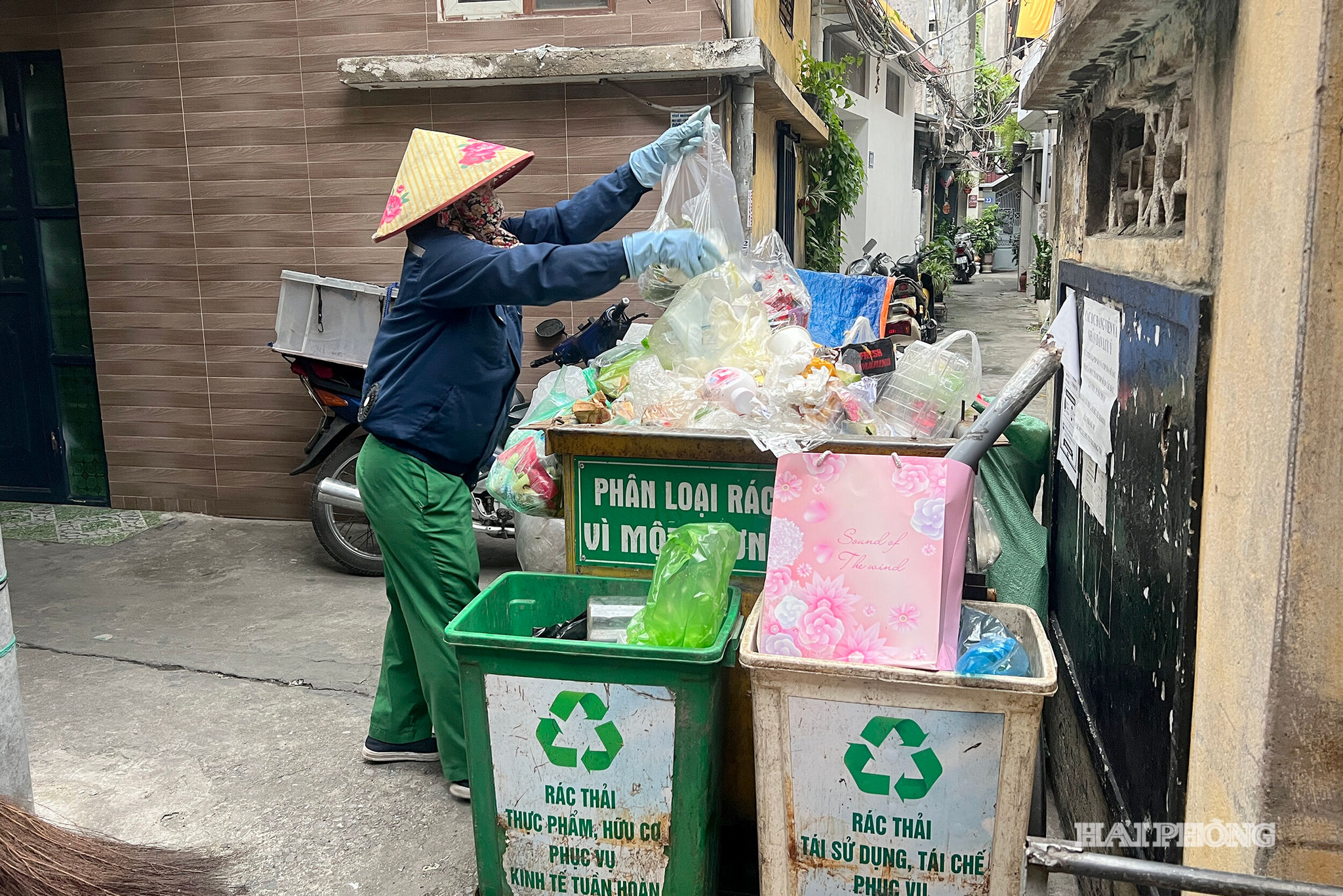 Hiện nay, các hộ dân dần chủ động phân loại rác trước khi đưa vào các ngăn thu gom riêng theo hướng dẫn của công nhân vệ sinh môi trường.