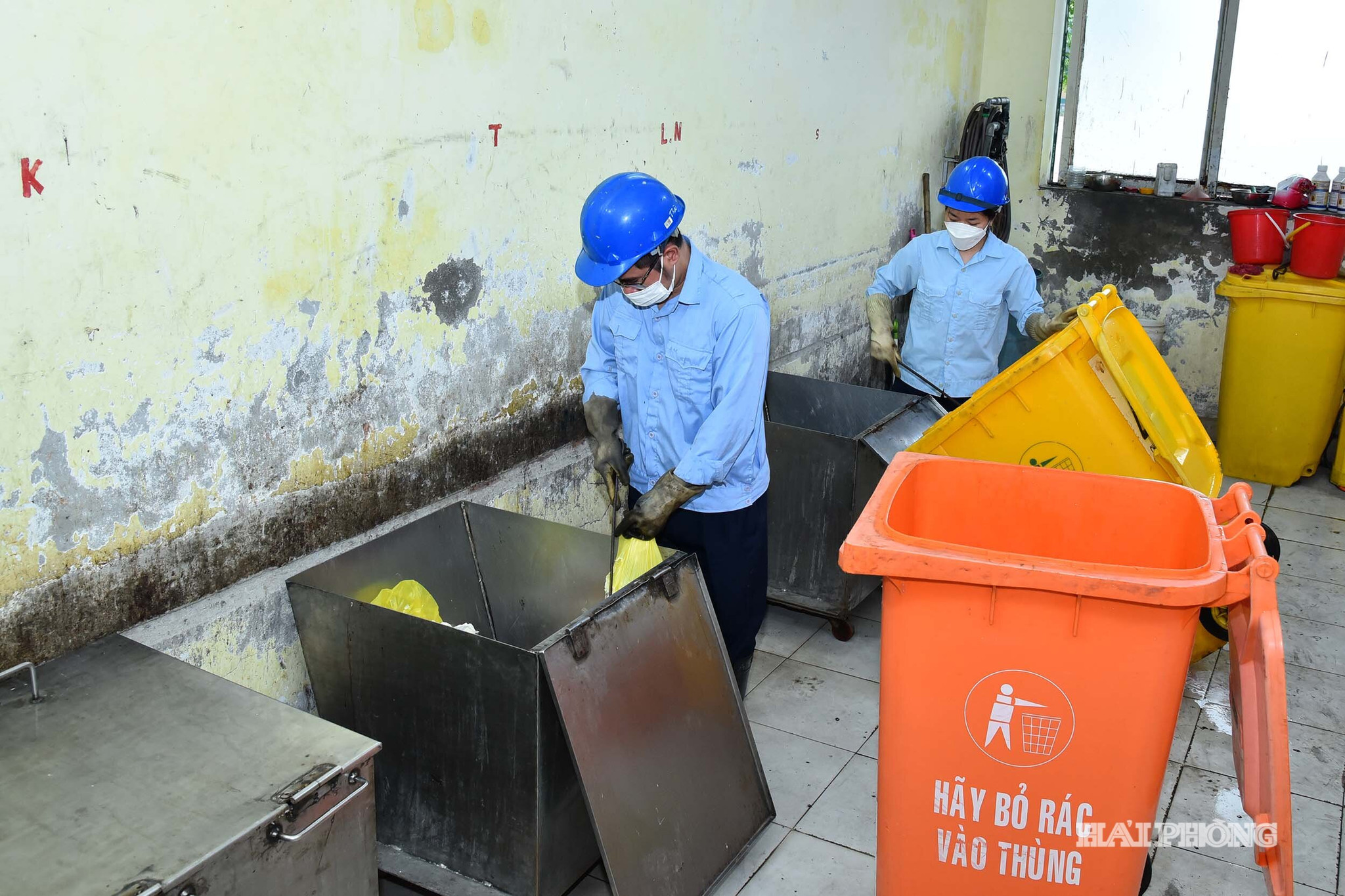 Công nhân môi trường phân loại rác thải y tế.