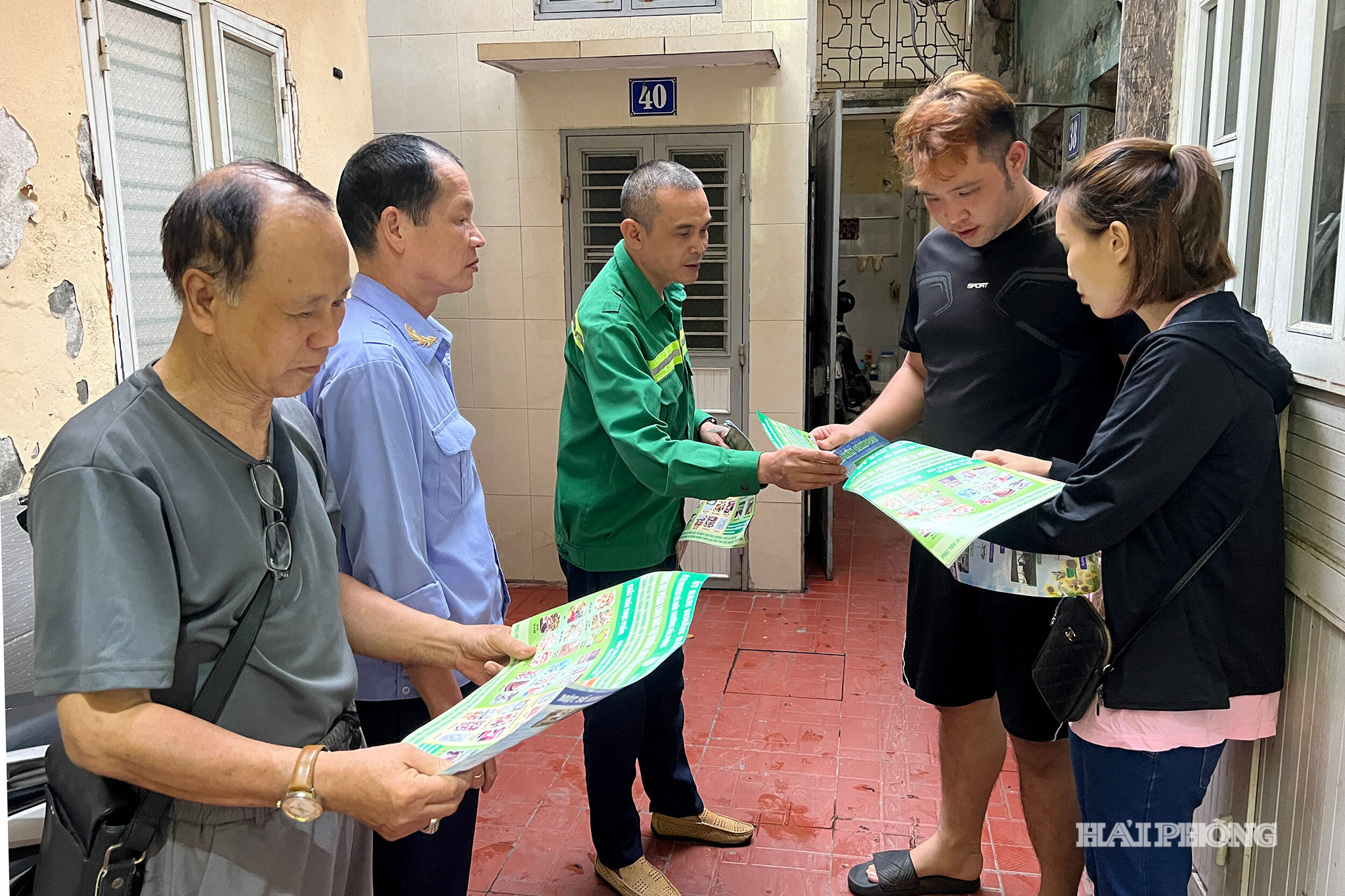 Việc phân loại rác được tuyên truyền, hướng dẫn đến từng gia đình, giúp người dân hiểu rõ và tích cực tham gia. Trong ảnh: Nhân viên Công ty TNHH một thành viên Môi trường đô thị Hải Phòng hướng dẫn người dân phường Gia Viên phân loại rác tại nguồn