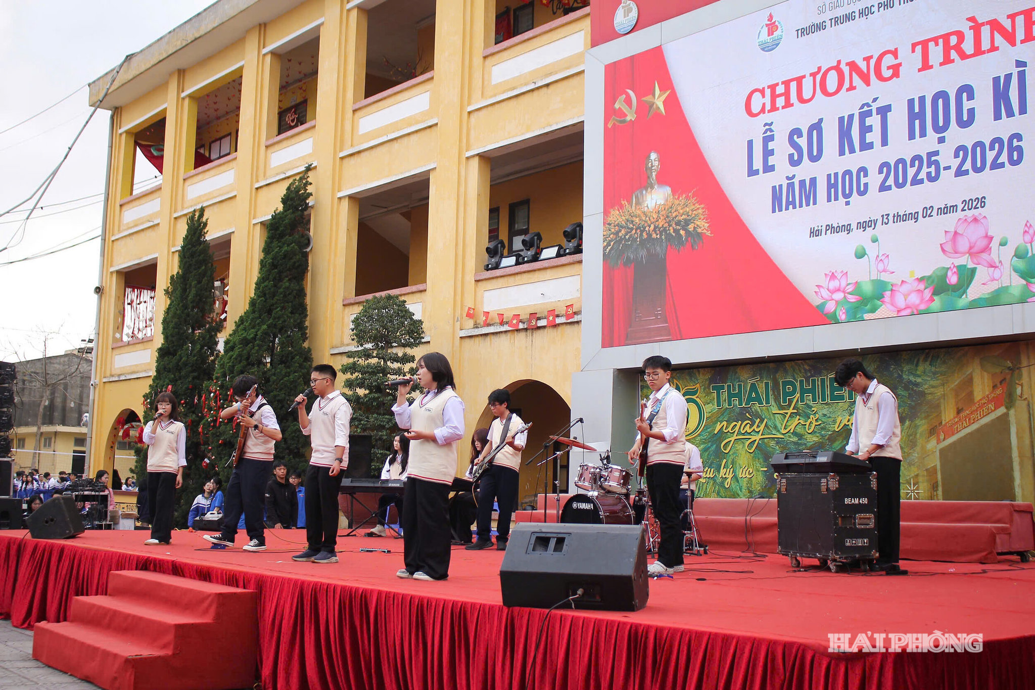 Tùng Dương (thứ hai từ phải qua) còn có năng khiếu ca hát và chơi đàn.
