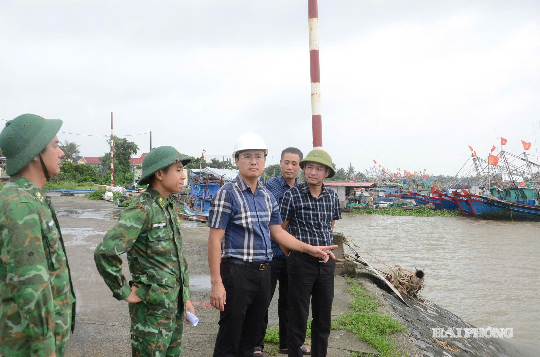 Ban Chỉ huy Phòng thủ dân sự xã yêu cầu tăng cường kiểm tra hệ thống đê điều, công trình thủy lợi. ẢNH: KIM ĐỨC
