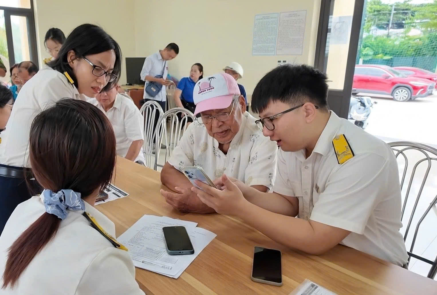 Cán bộ Thuế cơ sở 2 hướng dẫn người dân phường An Hải cài đặt, sử dụng ứng dụng eTax Mobile để nộp thuế sử dụng đất phi nông nghiệp năm 2026.