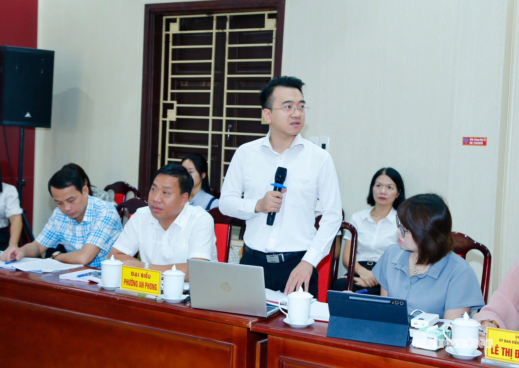 Đồng chí Lê Khắc Nguyên Anh, Bí thư Đảng ủy phường An Phong báo cáo tại cuộc làm việc.