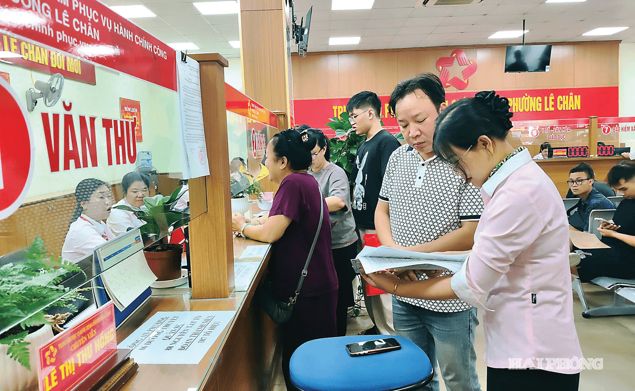 Cán bộ Trung tâm Phục vụ hành chính công phường Lê Chân hướng dẫn người dân thực hiện thủ tục hành chính.