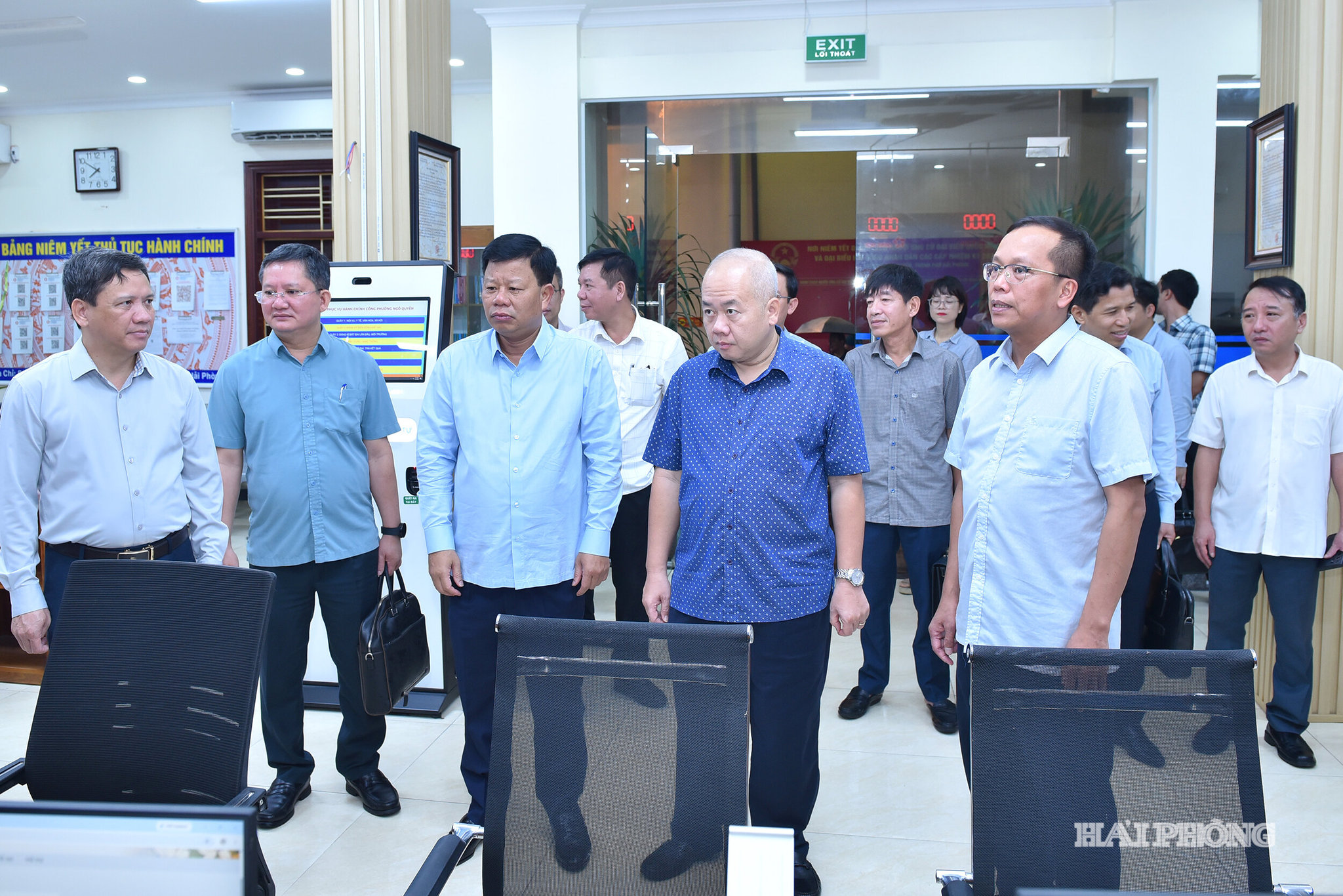 Đồng chí Đỗ Thành Trung, Phó Bí thư Thành uỷ, Chủ tịch UBND thành phố kiểm tra thực tế tại Trung tâm Phục vụ hành chính công phường Ngô Quyền.