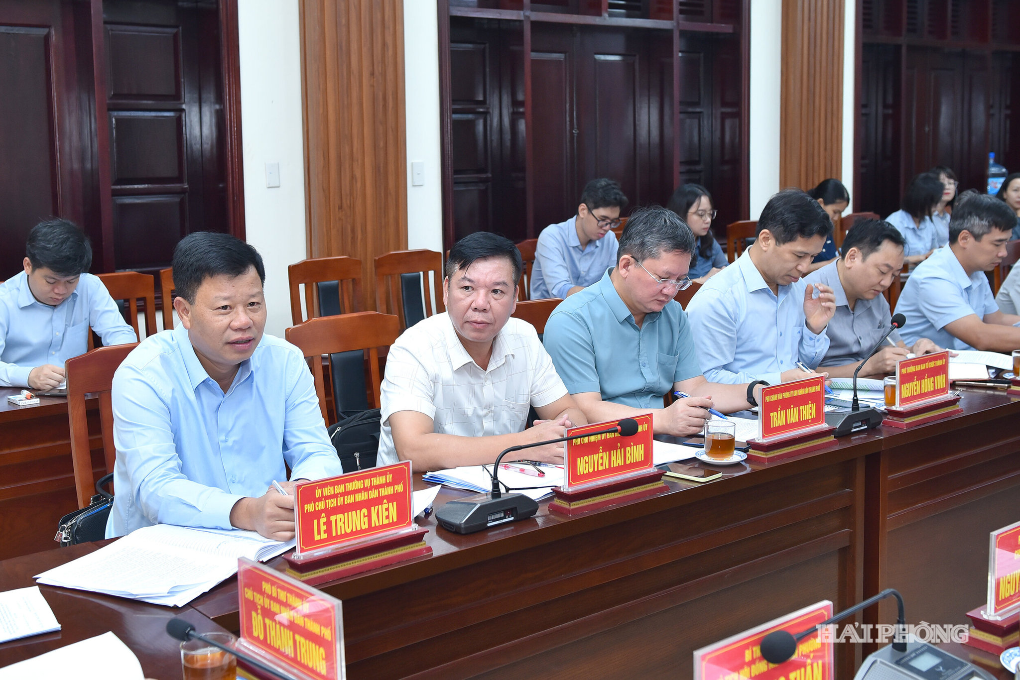 Các đại biểu dự cuộc giám sát.