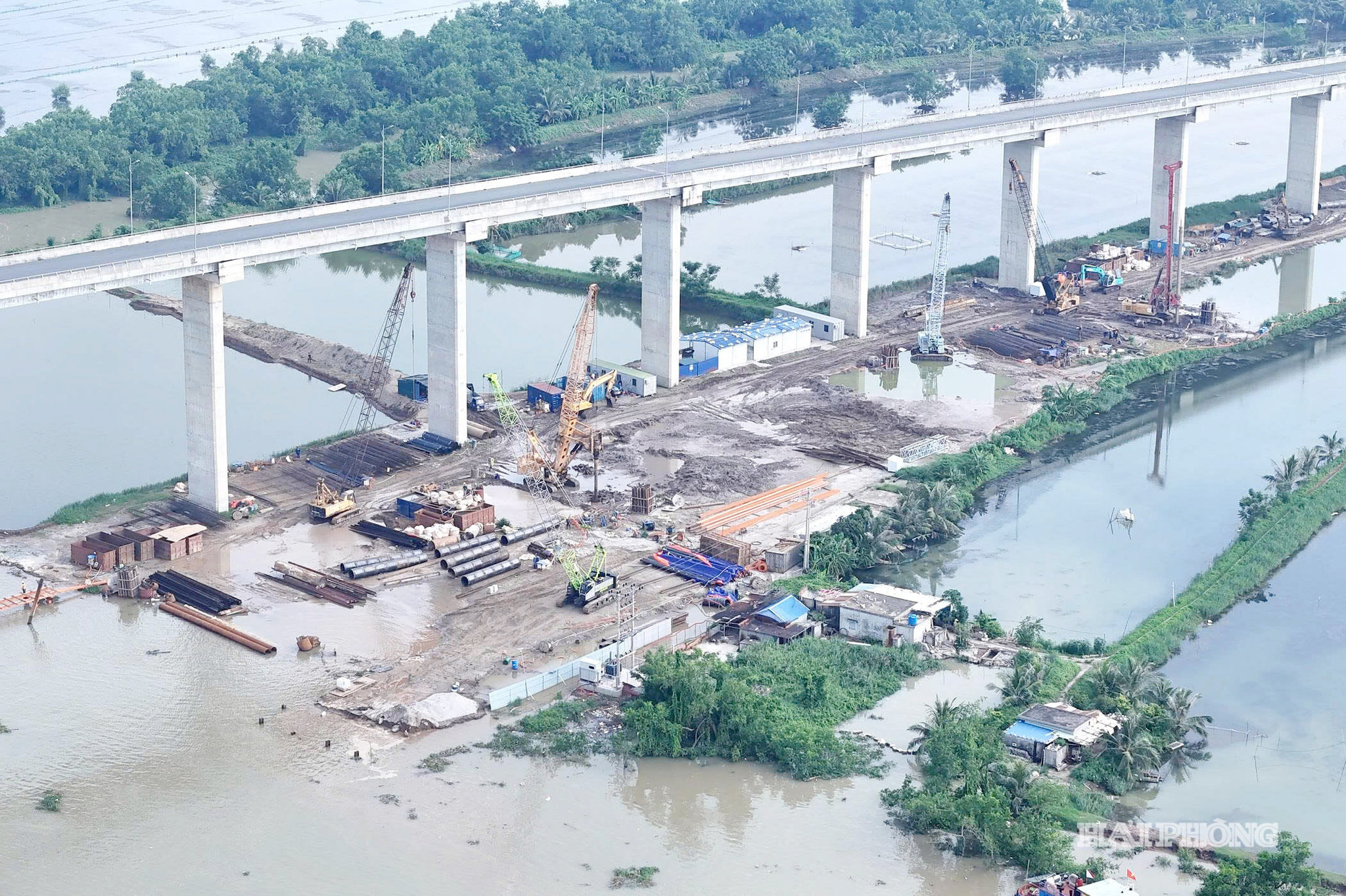 Tại Dự án cầu Văn Úc 2 nhà thầu huy động hơn 350 kỹ sư, công nhân triển khai 10 mũi thi công liên tục.