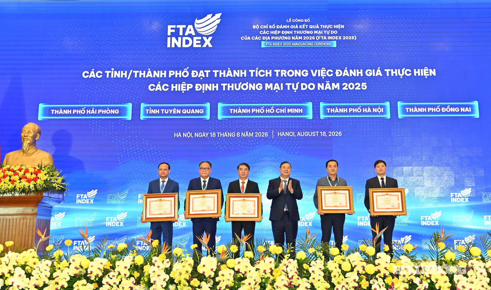 Permanent Deputy PM Pham Gia Tuc presents Certificates of Merit from the Prime Minister to five provinces and centrally-run cities for their achievements in assessing the implementation of FTAs.