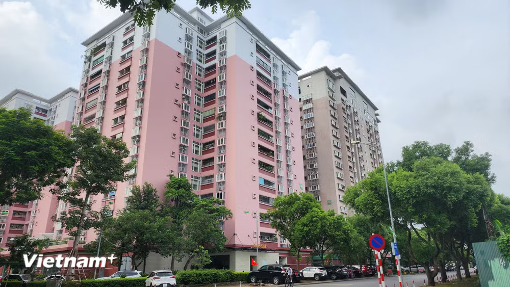Mặt bằng lãi suất tiếp tục tăng cao khiến người có nhu cầu mua nhà khó tiếp cận nguồn vốn tín dụng. (Anh: Việt Hùng/Vietnam+) vnp-chung-cu-ha-noi.jpg
