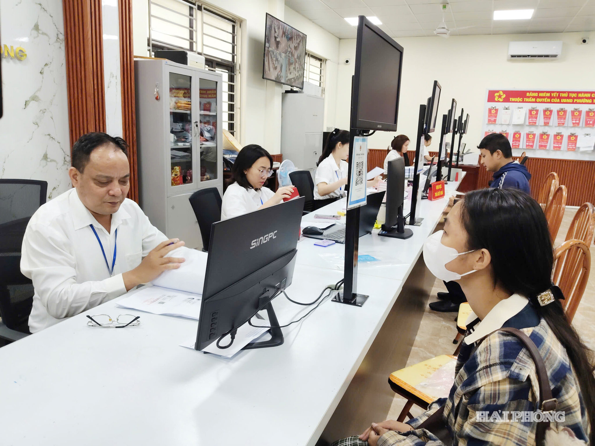 Trung tâm Phục vụ hành chính công phường Thiên Hương công khai các thủ tục hành chính được miễn phí, lệ phí để người dân tăng cường nộp hồ sơ trực tuyến tại nhà.