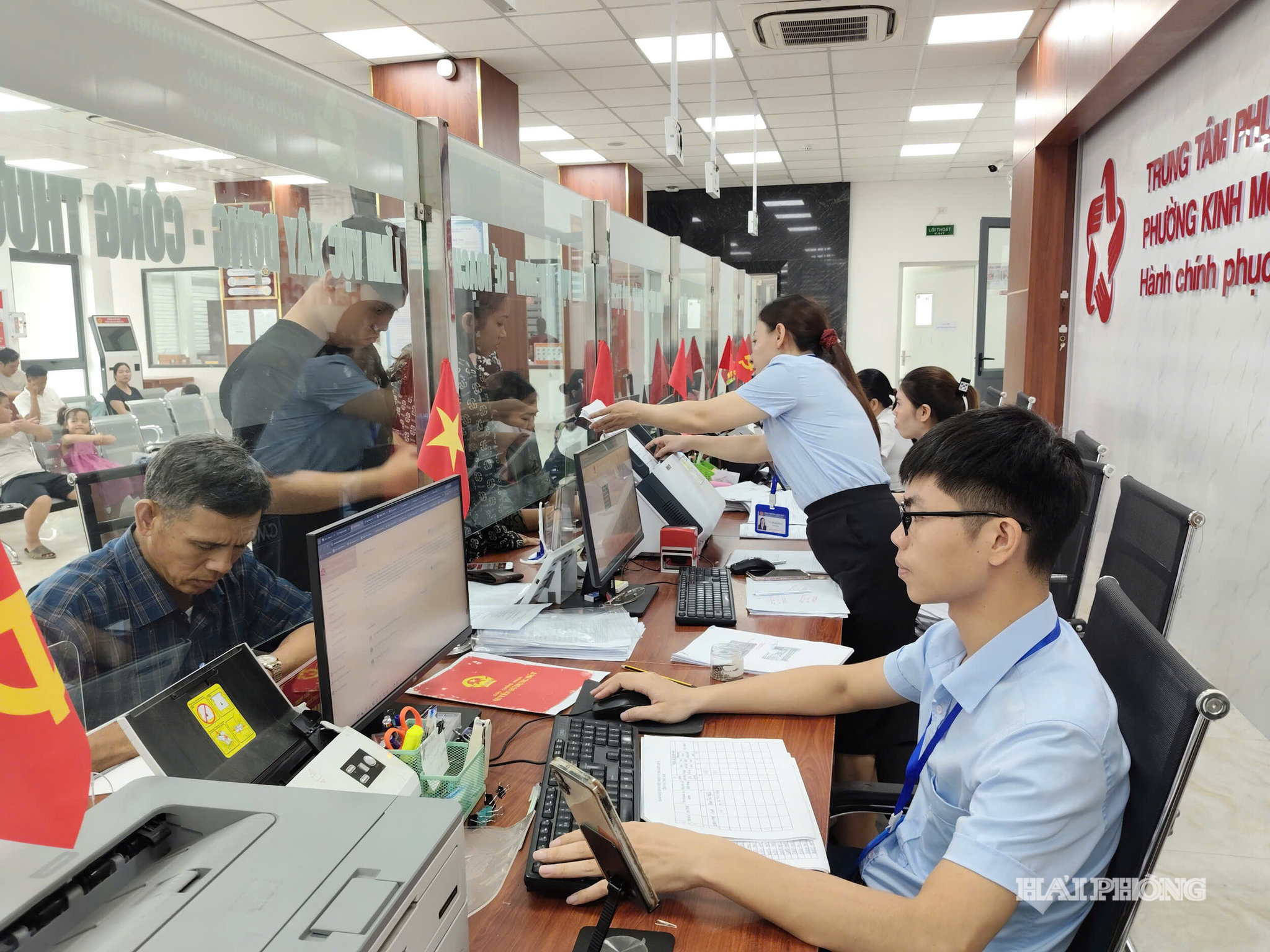 Công chức Trung tâm Phục vụ hành chính công phường Kinh Môn hỗ trợ người dân nộp hồ sơ trực tuyến, hưởng chính sách miễn, giảm phí, lệ phí của Hải Phòng.