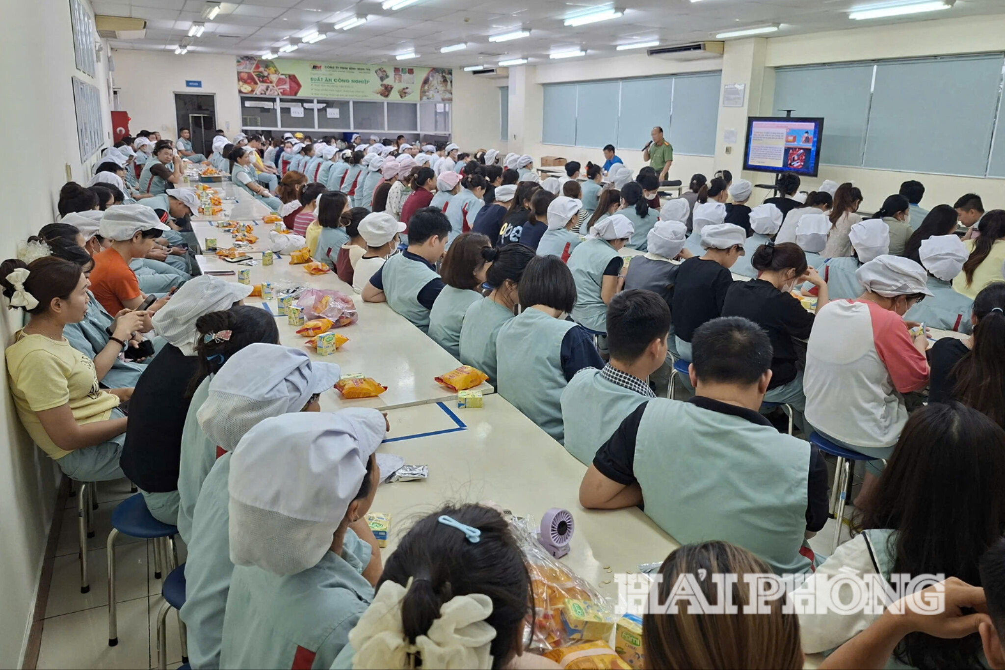 A Federação do Trabalho da Cidade de Hai Phong, em coordenação com a Polícia da Cidade de Hai Phong, organizou uma conferência para conscientizar a população sobre a prevenção e o combate a empréstimos ilegais, fraudes online, crimes e males sociais na Arion Electric Vietnam Co., Ltd.
