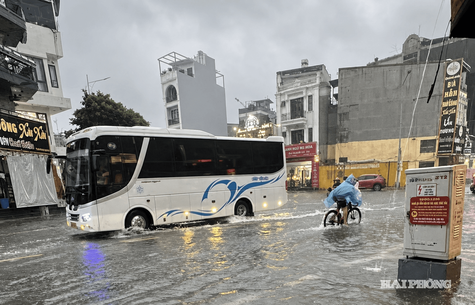 Ngập lụt trên phố Lê Lợi chiều 23/8.