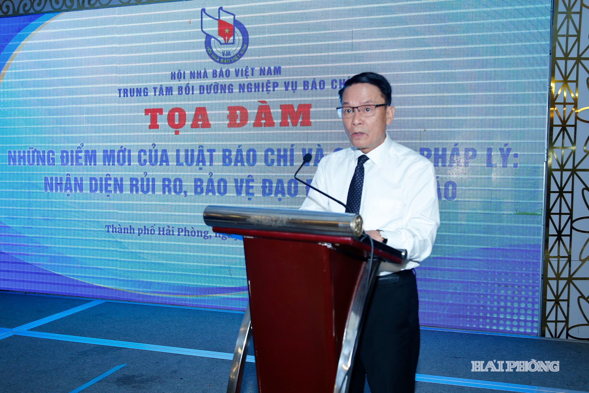 Nhà báo Nguyễn Đức Lợi, Phó chủ tịch Thường trực Hội nhà báo Việt Nam phát biểu đê dẫn tại cuộc tọa đàm.