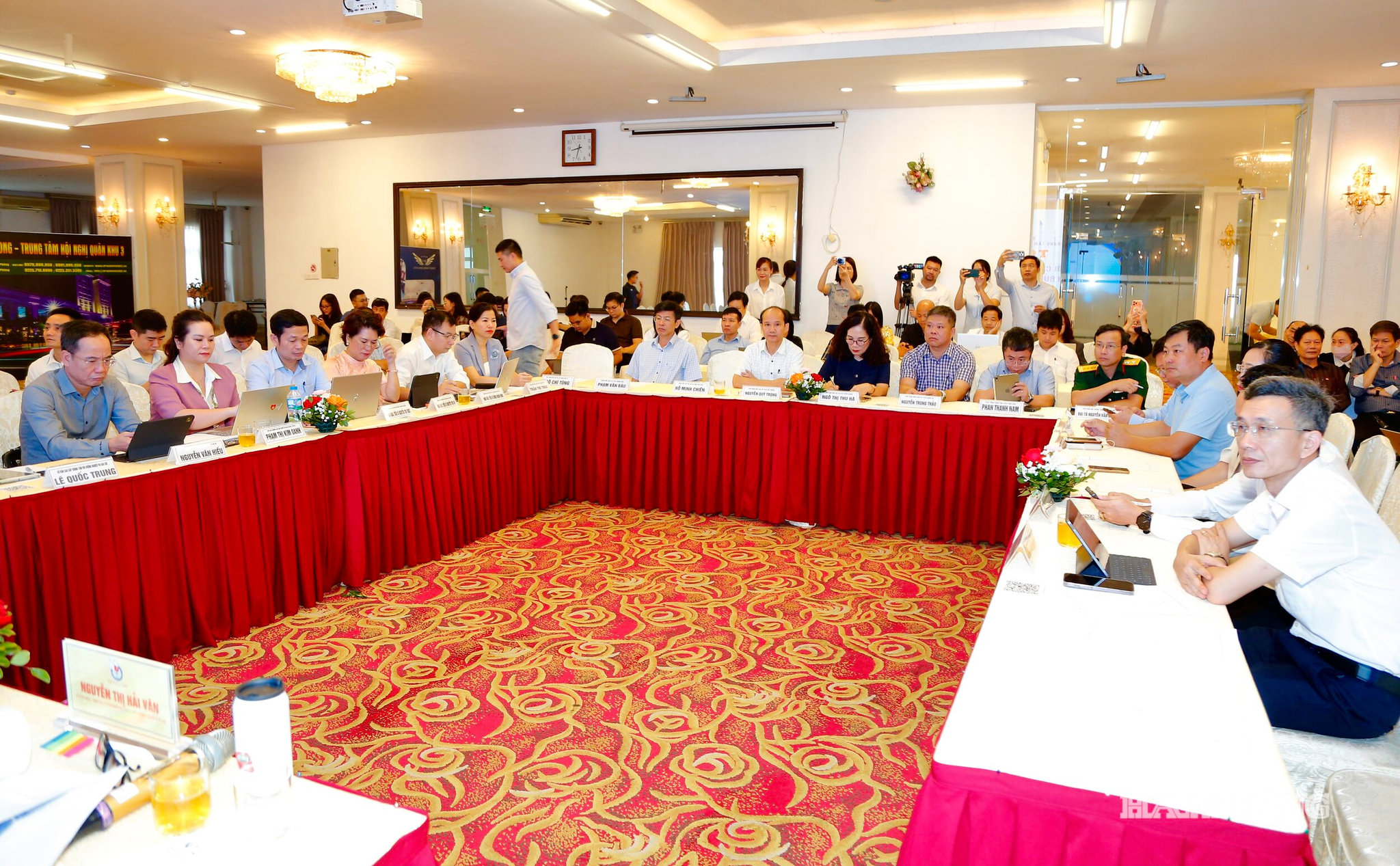 Các đại biểu và lãnh đạo cơ quan báo chí khu vực phía Bắc dự tọa đàm.