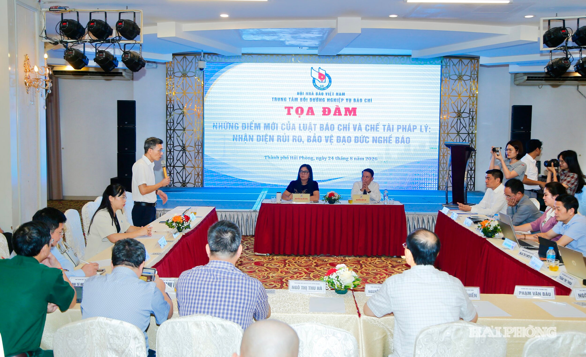 Quang cảnh cuộc tọa đàm.