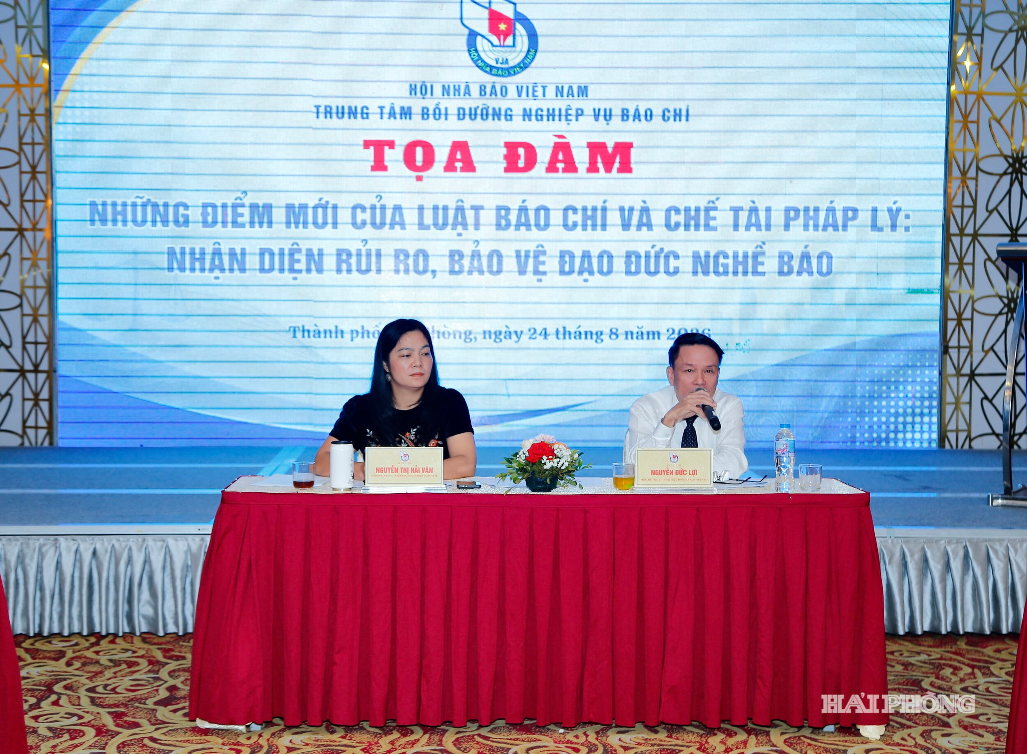 Nhà báo Nguyễn Đức Lợi, Phó chủ tịch Thường trực Hội nhà báo Việt Nam chủ trì tọa đàm.