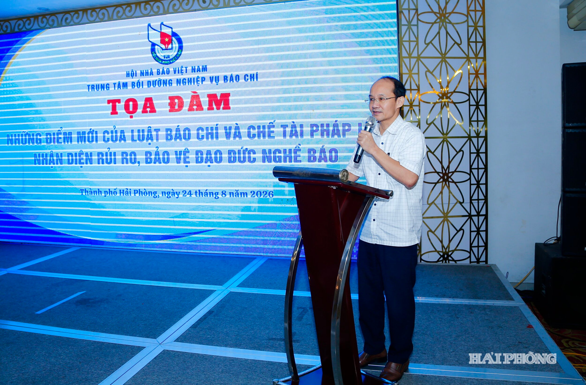 Nhà báo Nguyễn Qúy Trọng, Phó tổng biên tập Báo và Phát thanh, Truyền hình Hải Phòng phát biểu tại tọa đàm.